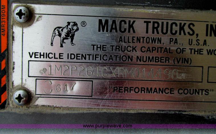 image for item E5145 1994 Mack RD690S truck cab and chassis