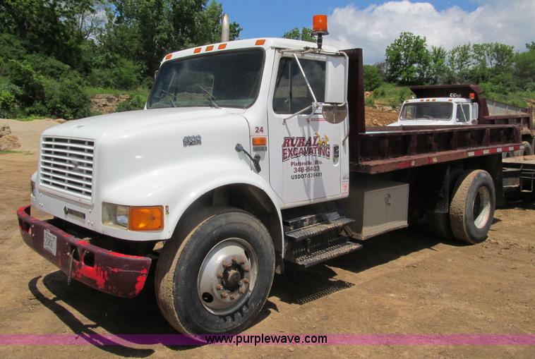 image for item G8677 1989 International 4900 semi truck