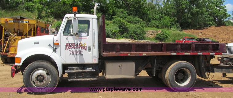 image for item G8677 1989 International 4900 semi truck