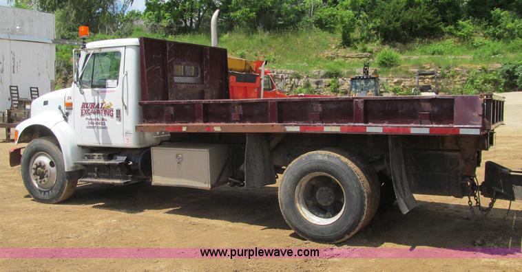 image for item G8677 1989 International 4900 semi truck