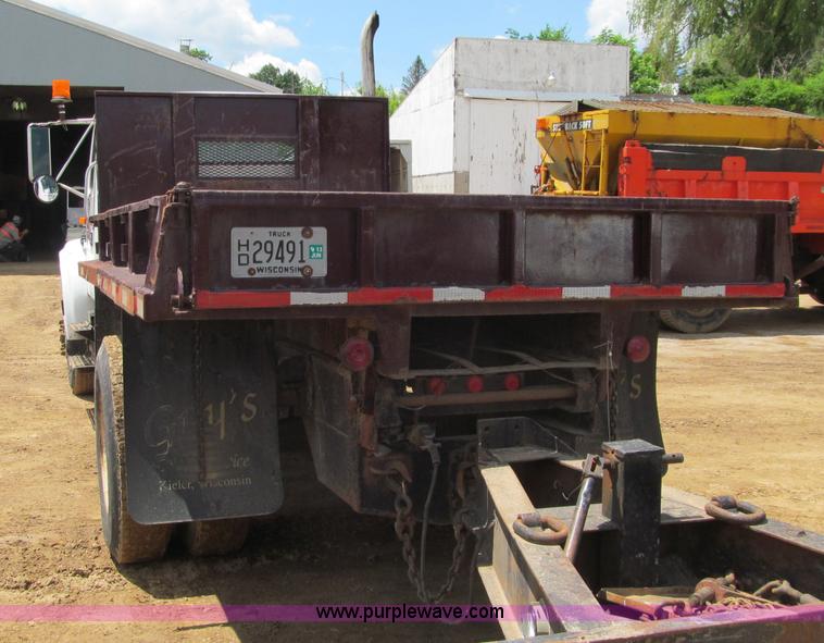 image for item G8677 1989 International 4900 semi truck