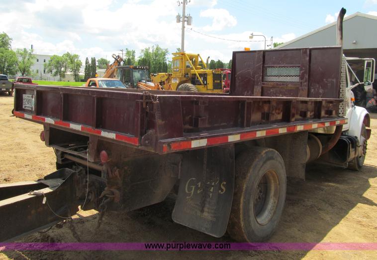 image for item G8677 1989 International 4900 semi truck