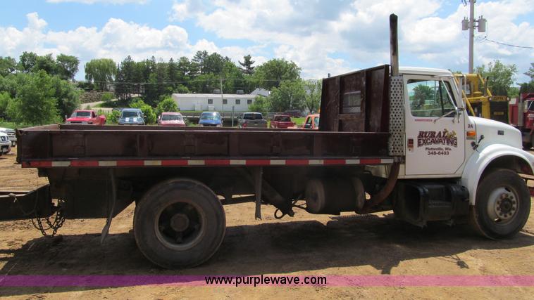 image for item G8677 1989 International 4900 semi truck