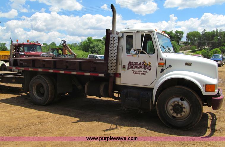 image for item G8677 1989 International 4900 semi truck