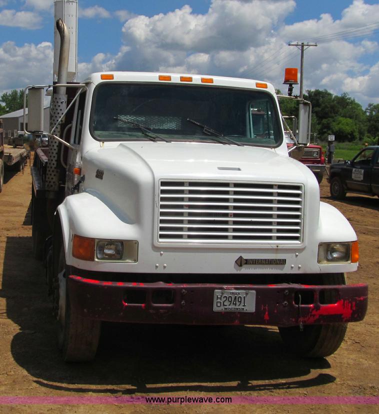 image for item G8677 1989 International 4900 semi truck
