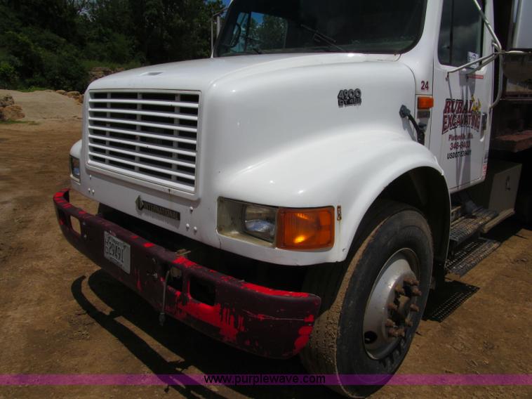 image for item G8677 1989 International 4900 semi truck