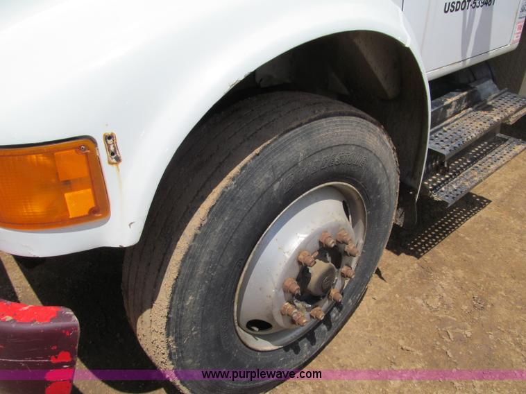 image for item G8677 1989 International 4900 semi truck