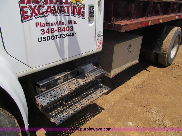 image for item G8677 1989 International 4900 semi truck