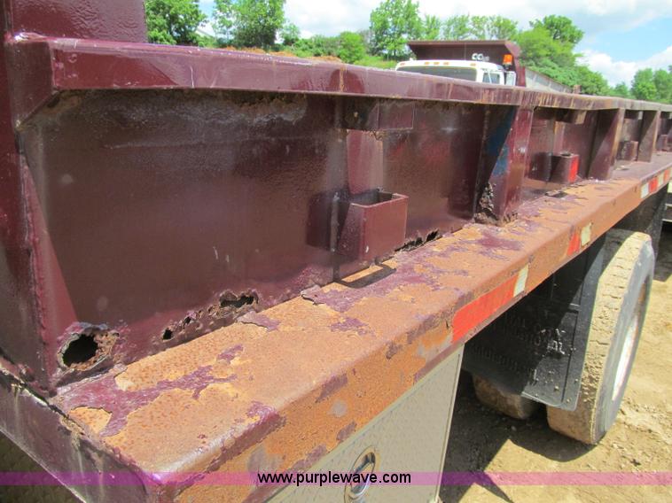 image for item G8677 1989 International 4900 semi truck