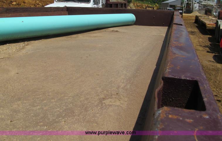 image for item G8677 1989 International 4900 semi truck