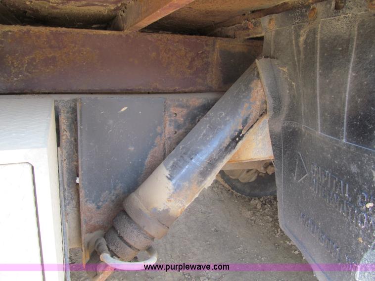 image for item G8677 1989 International 4900 semi truck