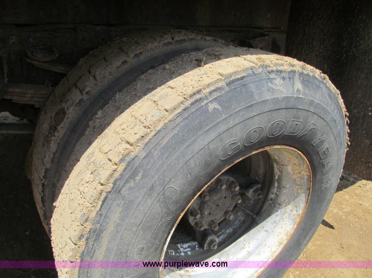 image for item G8677 1989 International 4900 semi truck