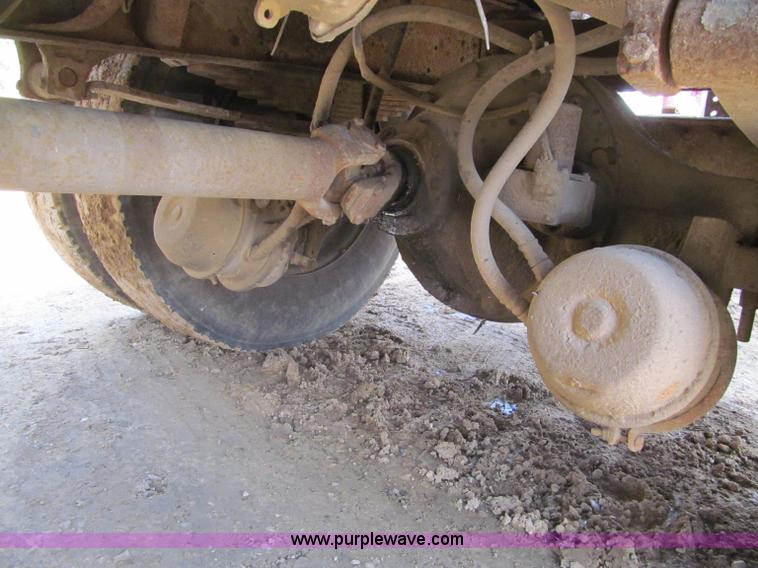 image for item G8677 1989 International 4900 semi truck