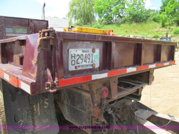 image for item G8677 1989 International 4900 semi truck