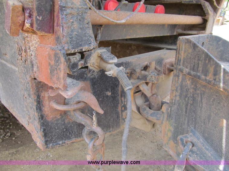 image for item G8677 1989 International 4900 semi truck