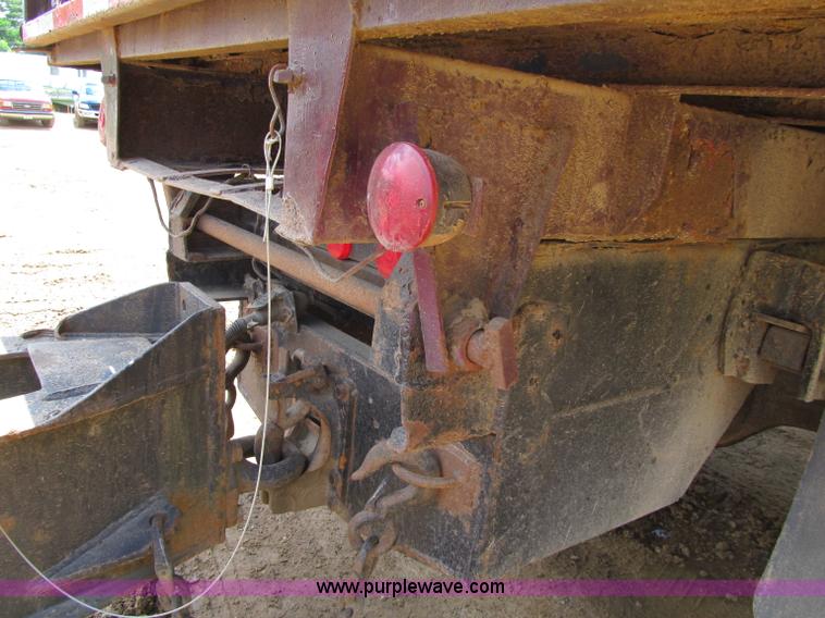 image for item G8677 1989 International 4900 semi truck