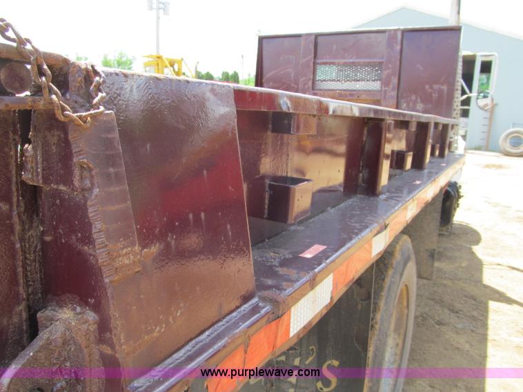 image for item G8677 1989 International 4900 semi truck