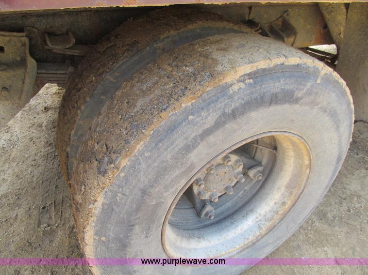 image for item G8677 1989 International 4900 semi truck