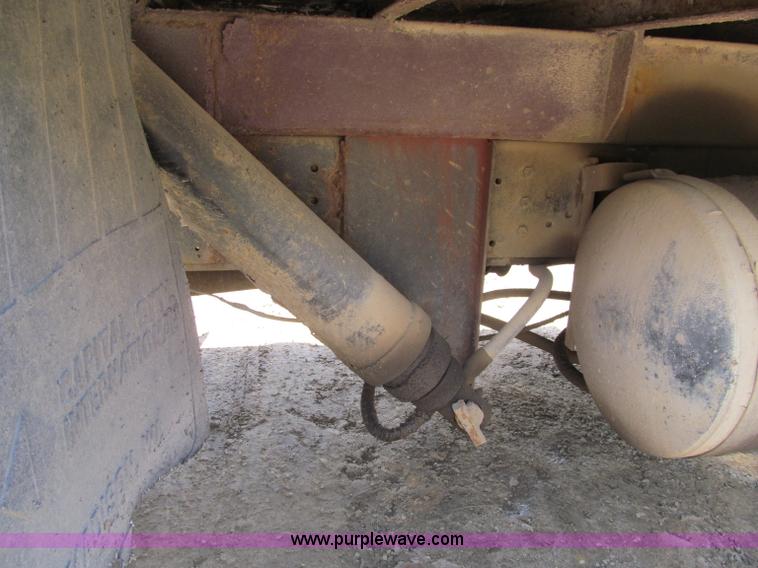 image for item G8677 1989 International 4900 semi truck