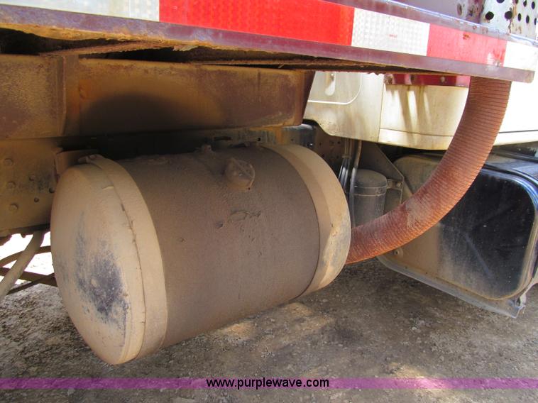 image for item G8677 1989 International 4900 semi truck