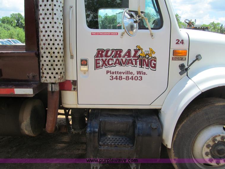 image for item G8677 1989 International 4900 semi truck