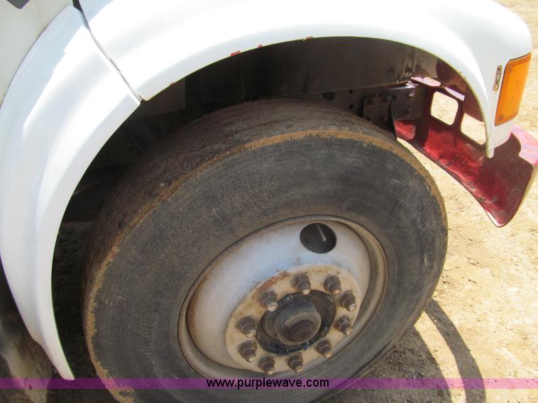 image for item G8677 1989 International 4900 semi truck