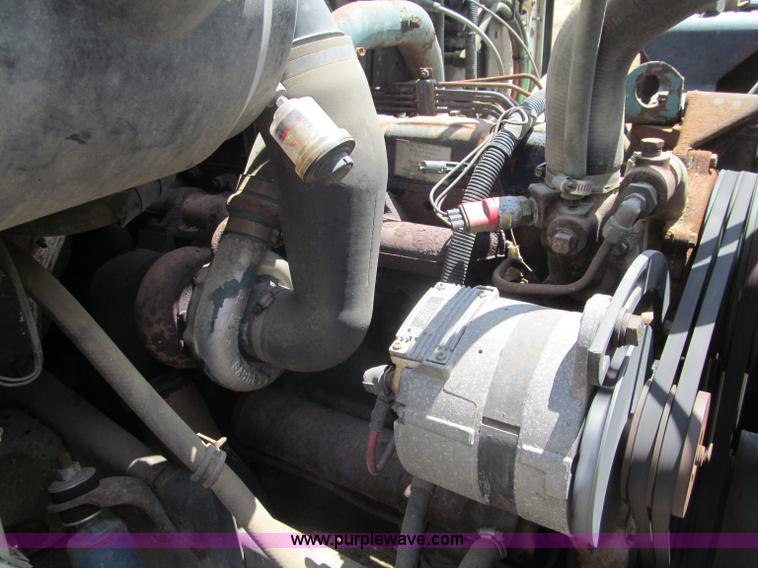 image for item G8677 1989 International 4900 semi truck