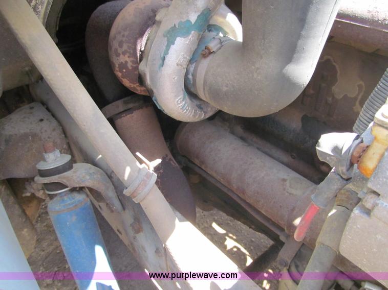 image for item G8677 1989 International 4900 semi truck