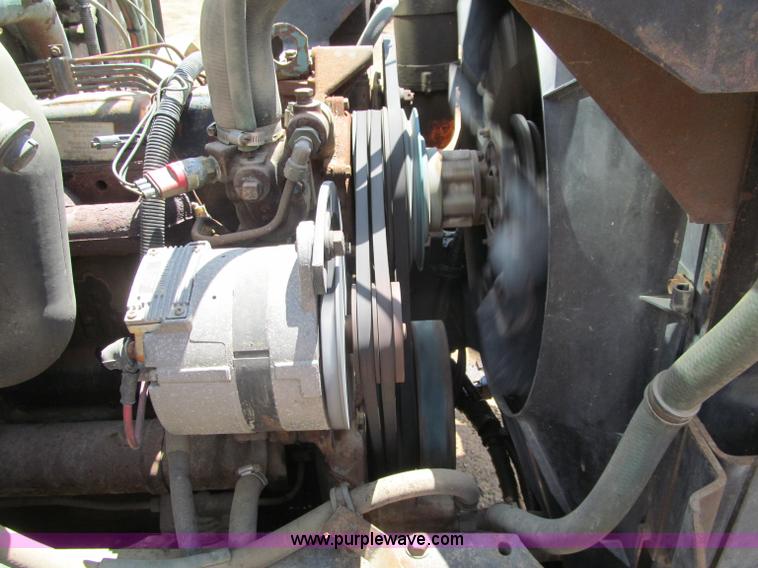 image for item G8677 1989 International 4900 semi truck