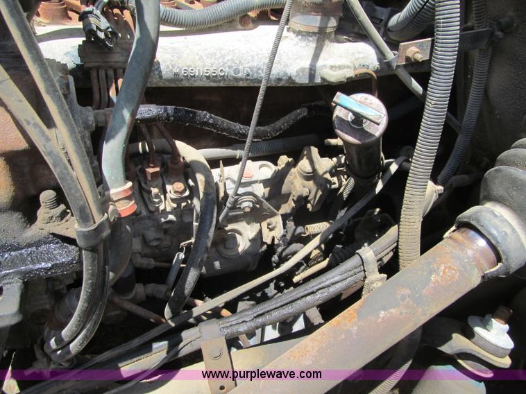 image for item G8677 1989 International 4900 semi truck