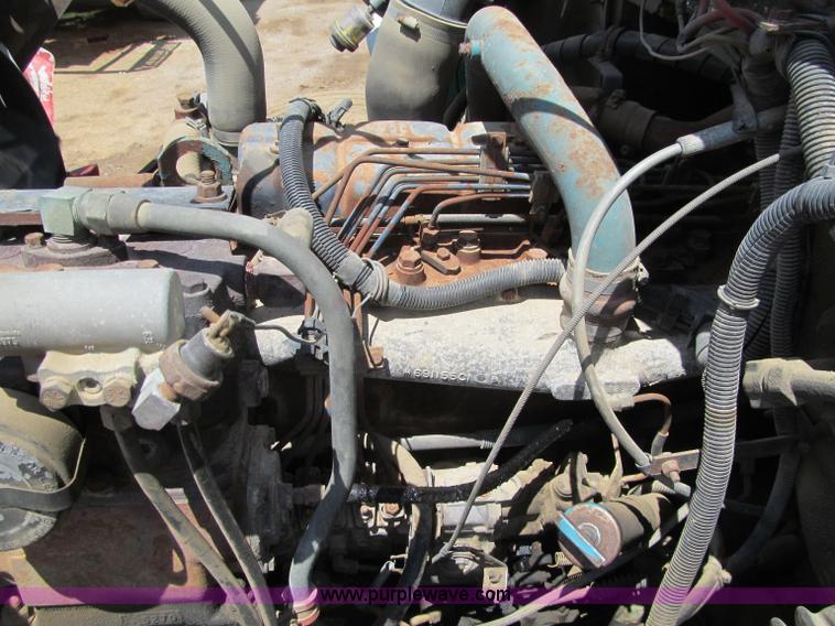 image for item G8677 1989 International 4900 semi truck