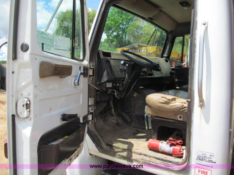 image for item G8677 1989 International 4900 semi truck