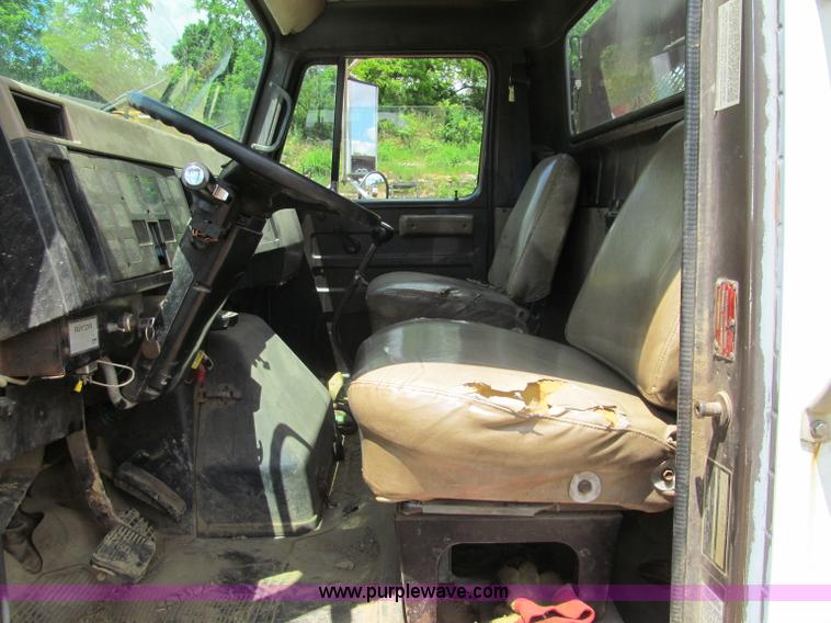 image for item G8677 1989 International 4900 semi truck