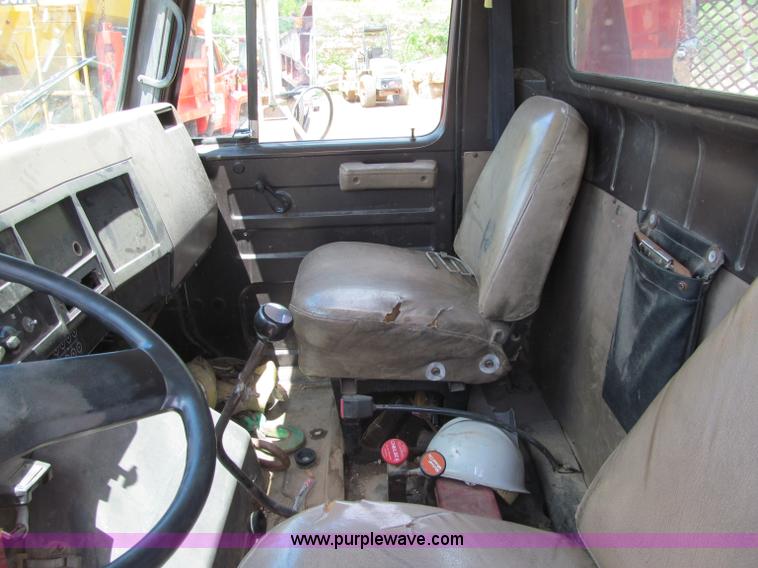 image for item G8677 1989 International 4900 semi truck