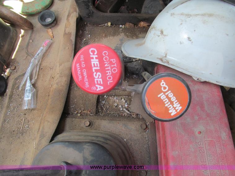 image for item G8677 1989 International 4900 semi truck