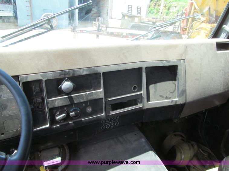 image for item G8677 1989 International 4900 semi truck