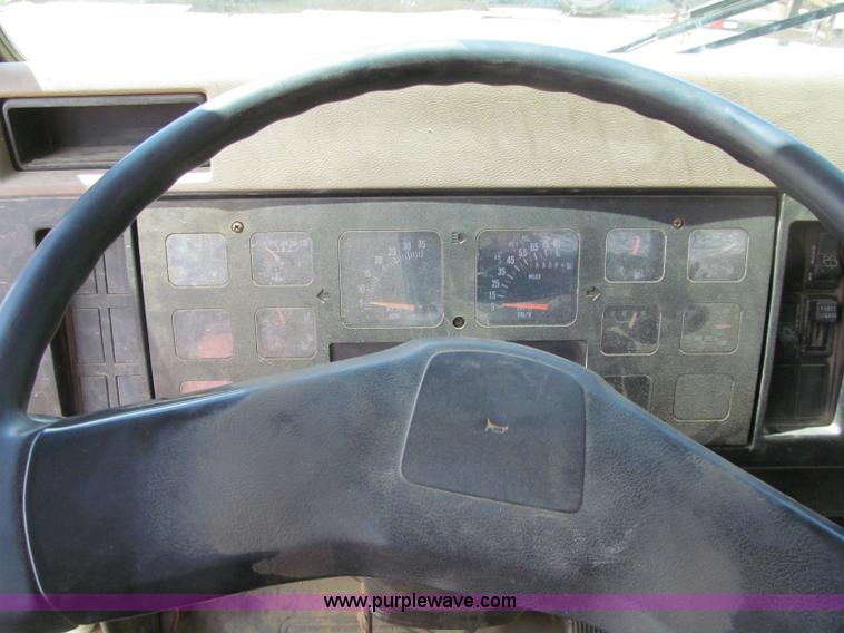 image for item G8677 1989 International 4900 semi truck