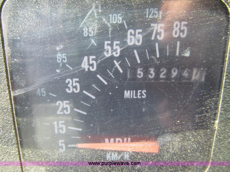 image for item G8677 1989 International 4900 semi truck