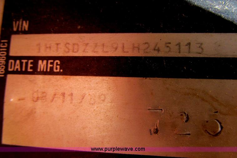 image for item G8677 1989 International 4900 semi truck