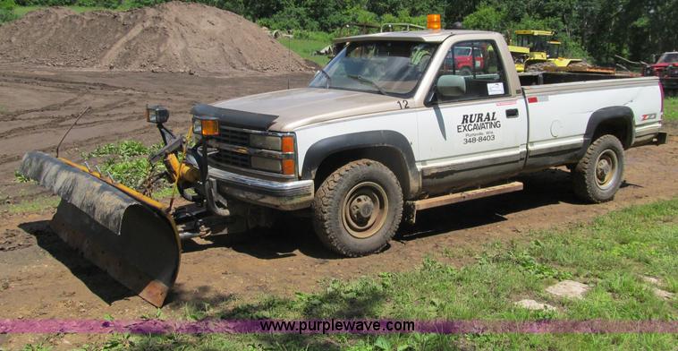 image for item G8679 1990 Chevrolet 560 pickup truck