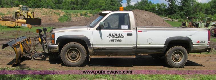 image for item G8679 1990 Chevrolet 560 pickup truck