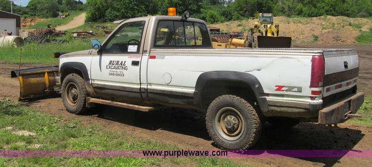 image for item G8679 1990 Chevrolet 560 pickup truck