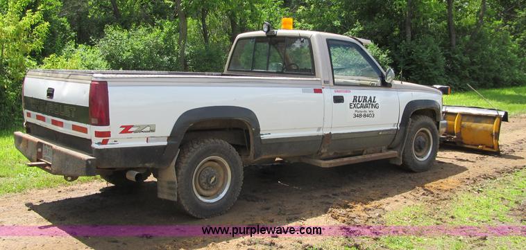 image for item G8679 1990 Chevrolet 560 pickup truck