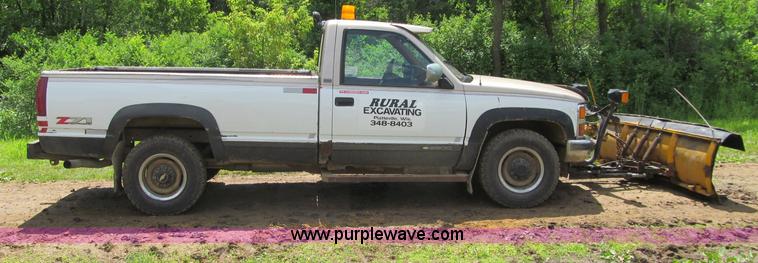 image for item G8679 1990 Chevrolet 560 pickup truck