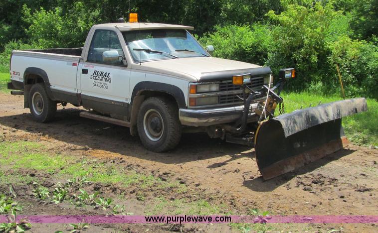 image for item G8679 1990 Chevrolet 560 pickup truck