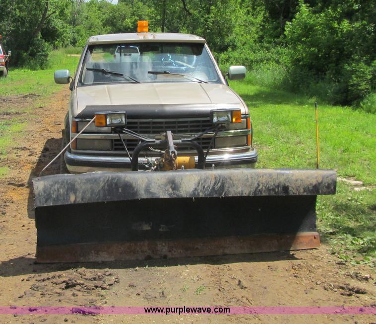 image for item G8679 1990 Chevrolet 560 pickup truck