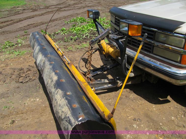 image for item G8679 1990 Chevrolet 560 pickup truck