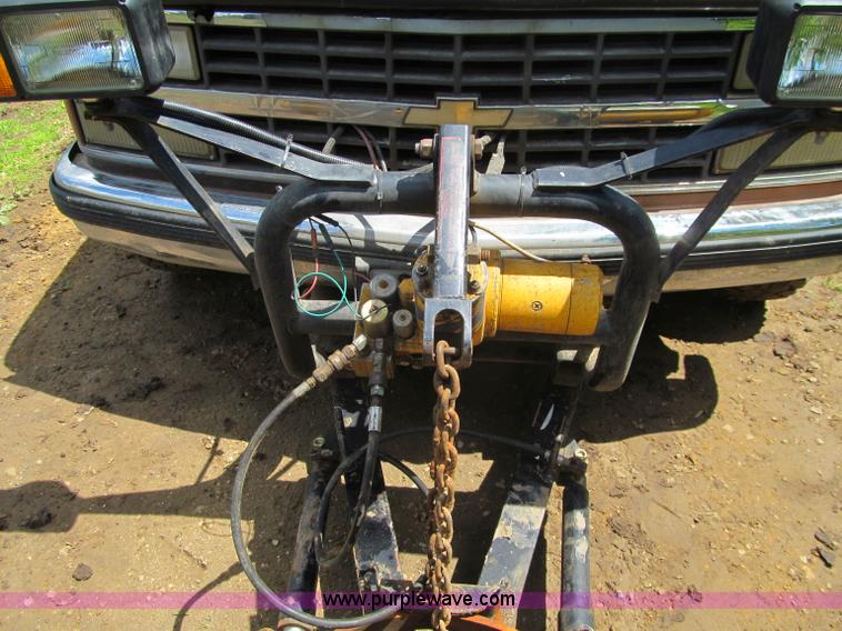 image for item G8679 1990 Chevrolet 560 pickup truck