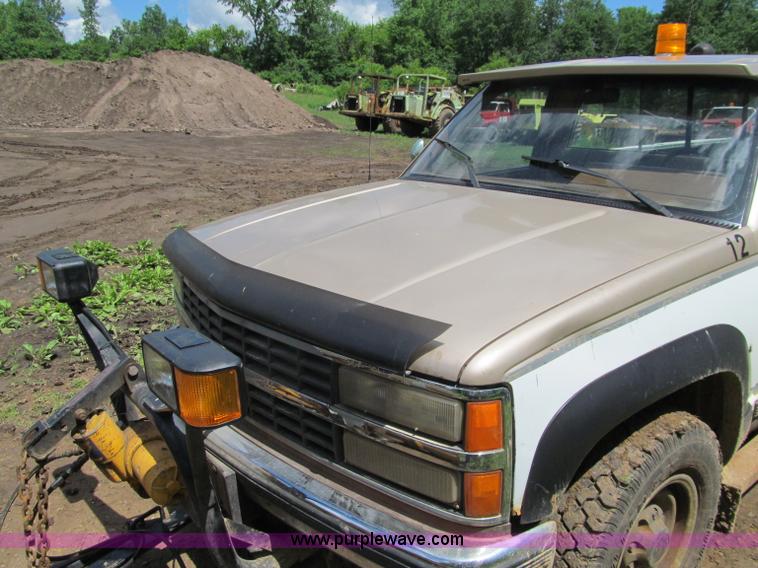 image for item G8679 1990 Chevrolet 560 pickup truck