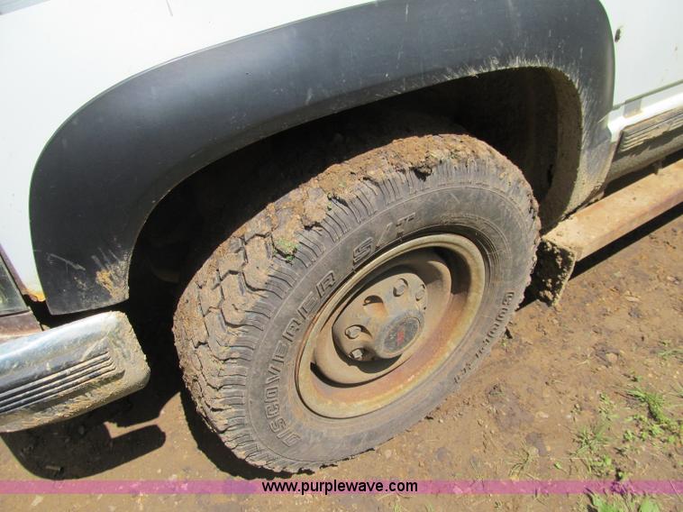 image for item G8679 1990 Chevrolet 560 pickup truck